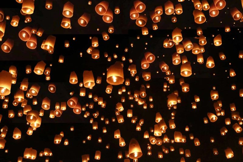 Yi Peng: A Magia das Lanternas no Céu Tailandês
