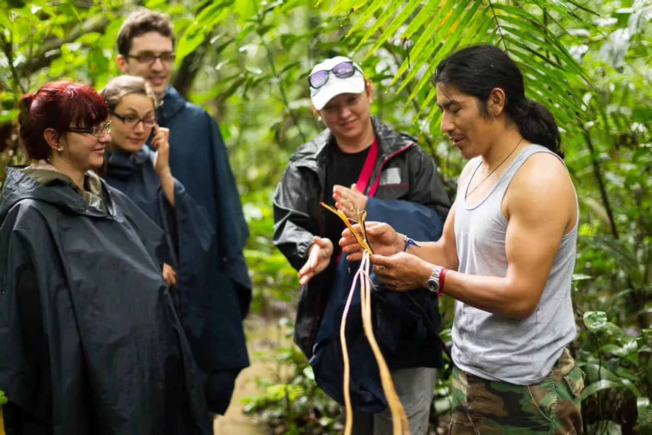 guia nativo da amazonia com grupo de turistas