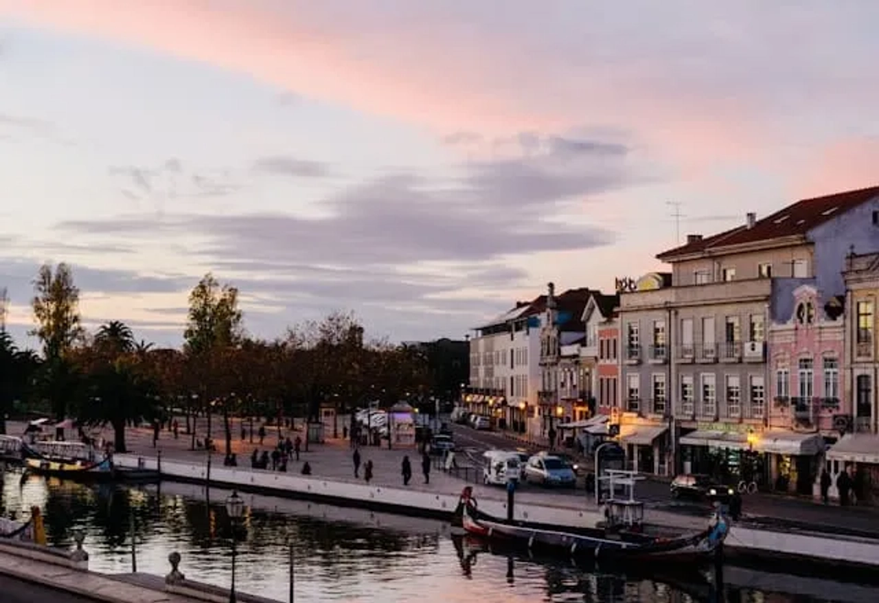aveiro vista de cima ao por do sol, com pessoas a passear e moliceiros