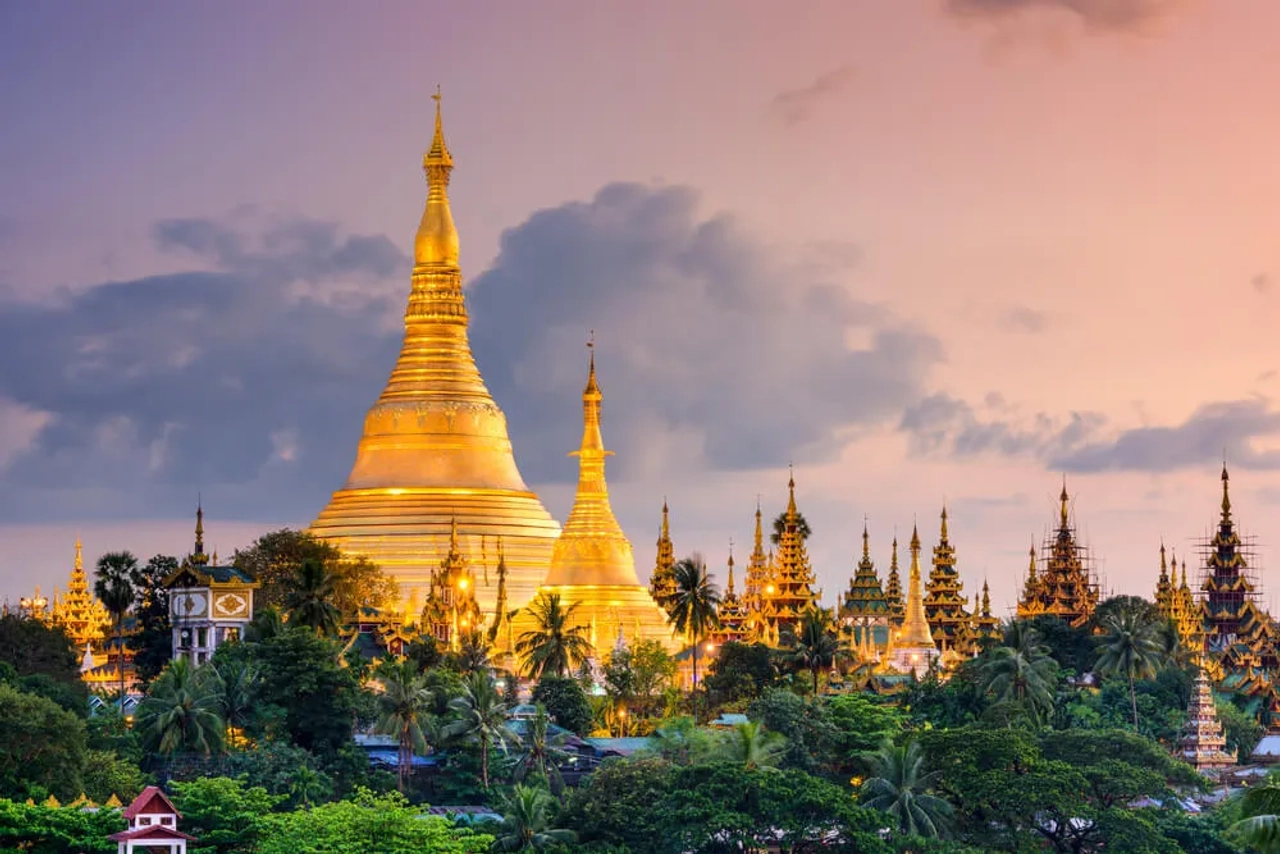templos do myanmar ao nascer do sol