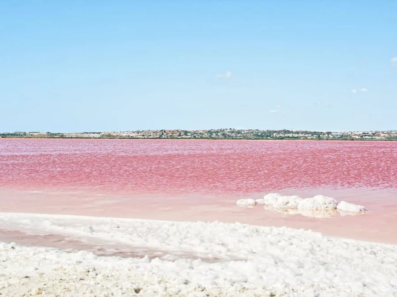 margem das salinas de torrevieja em espanha