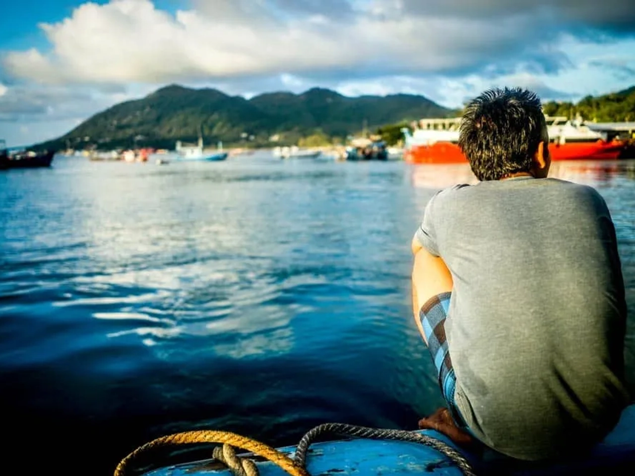 homem de costas a observar o mar na tailandia