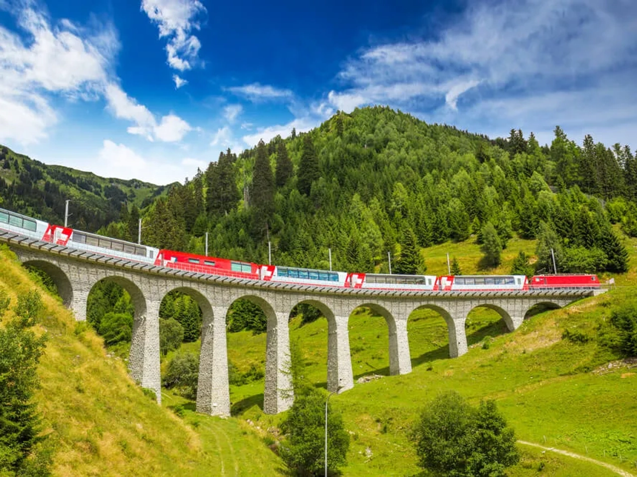 panoramica do viaduto de landwasser com bernina express