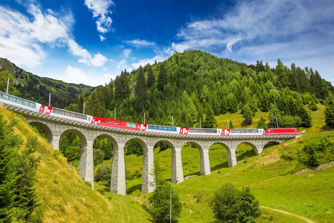 panoramica do viaduto de landwasser com bernina express
