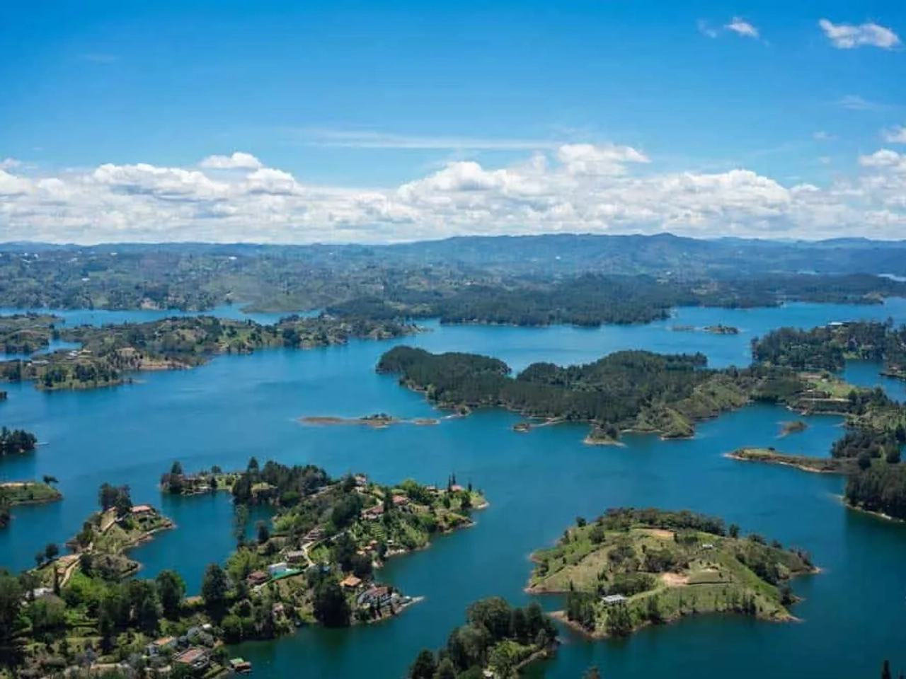 Vista panorámica de un lago rodeado de islas y montañas en Colombia.