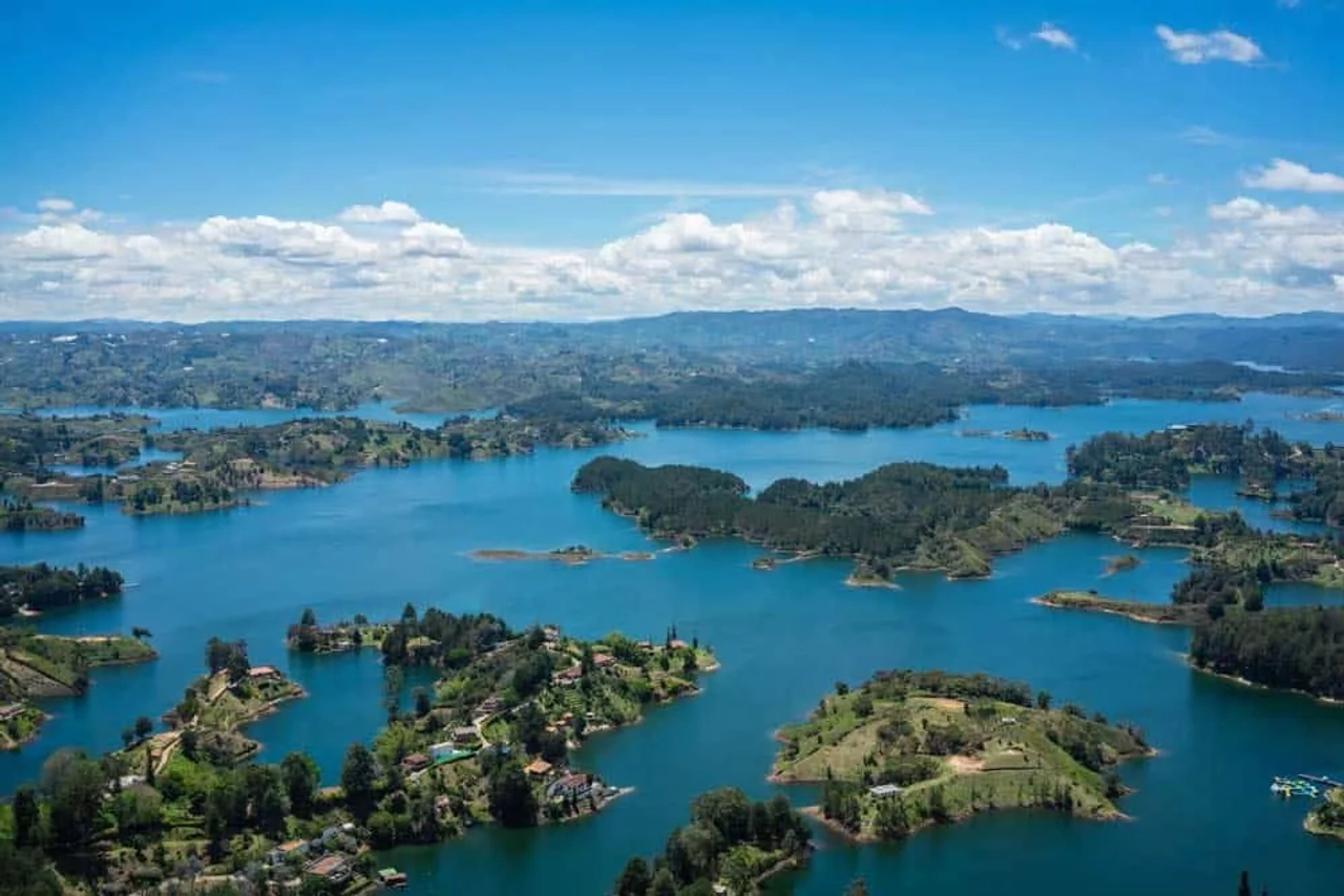 Vista panorámica de un lago rodeado de islas y montañas en Colombia.
