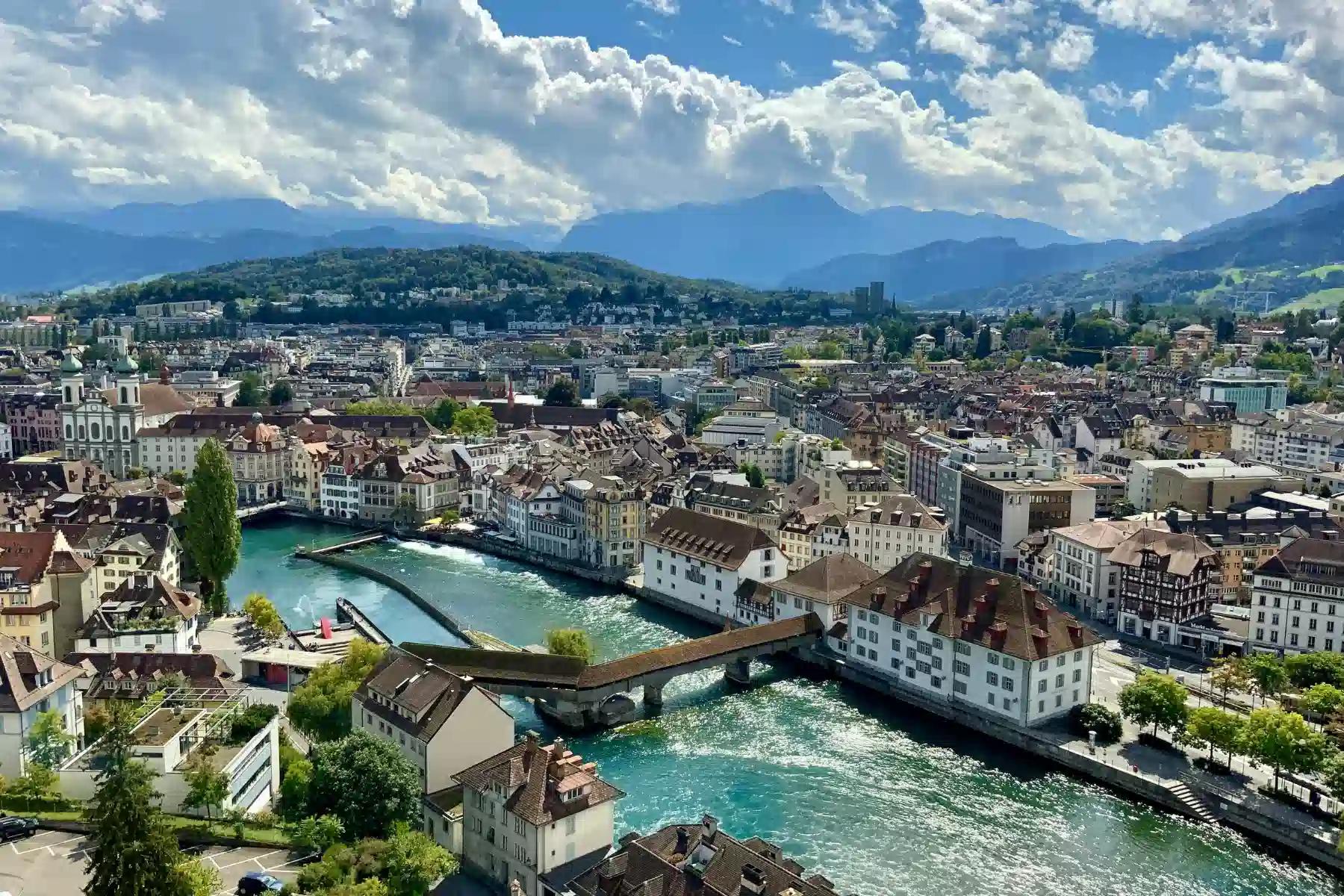 Vista panorâmica de Lucerna com a Ponte da Capela e o rio Reuss