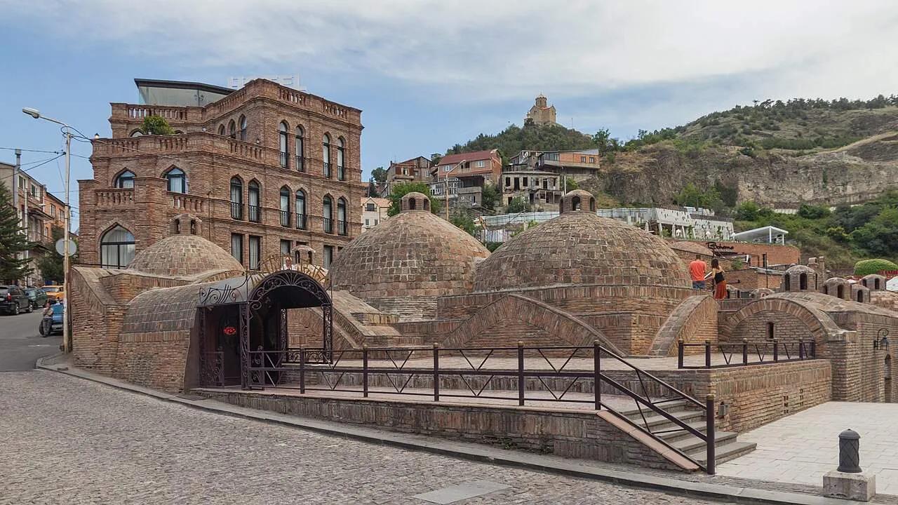 Edifícios históricos e banhos de enxofre em Tbilisi, Geórgia.