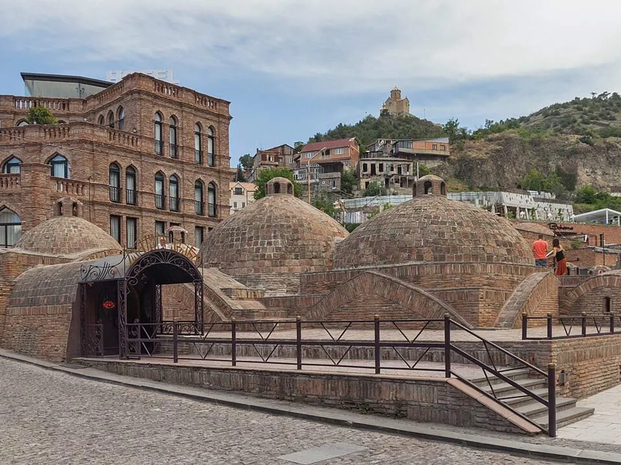 Edifícios históricos e banhos de enxofre em Tbilisi, Geórgia.