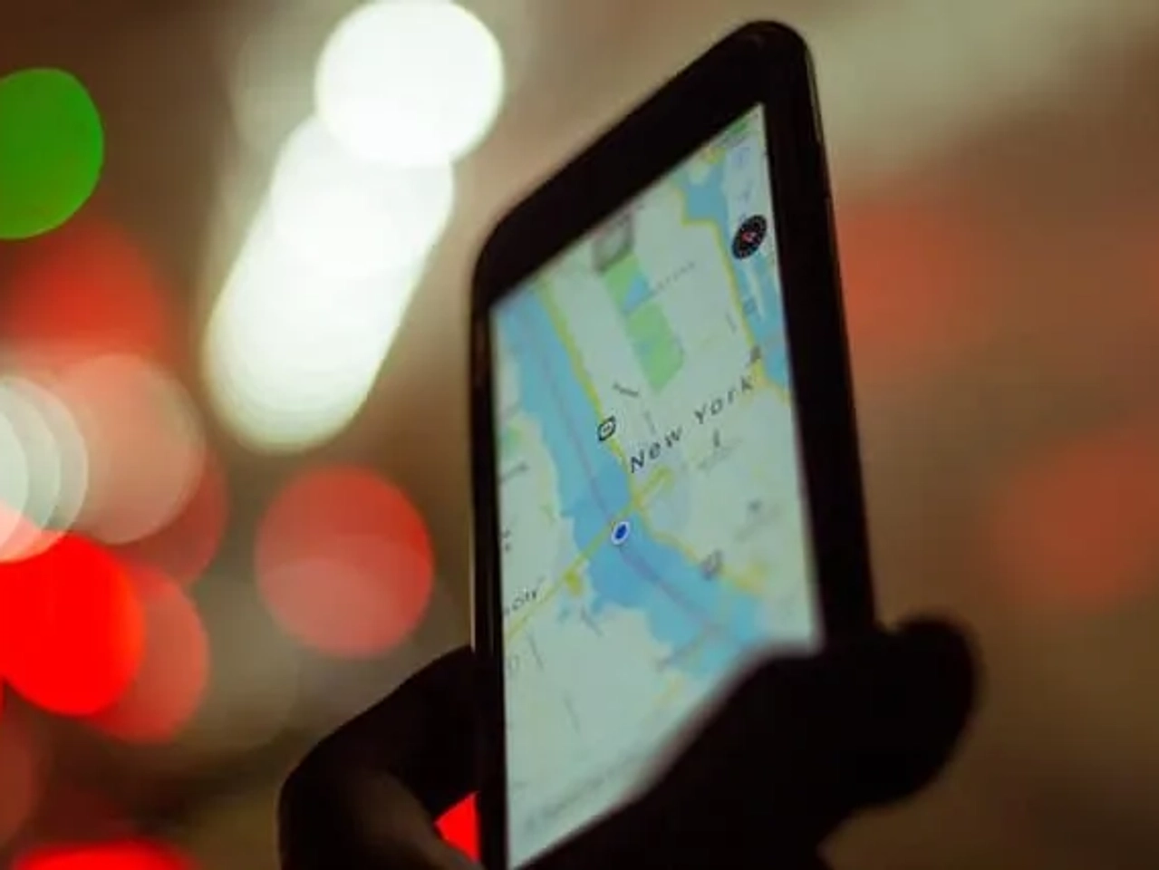 pesoa a agarrar um telemóvel que mostra o mapa de nova iorque