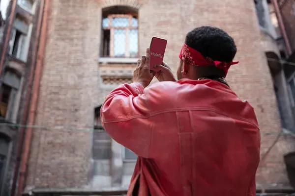 Mujer con un teléfono en la mano