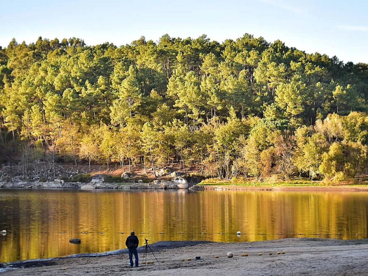 barragem da queimadela e floresta circundante durante o outono