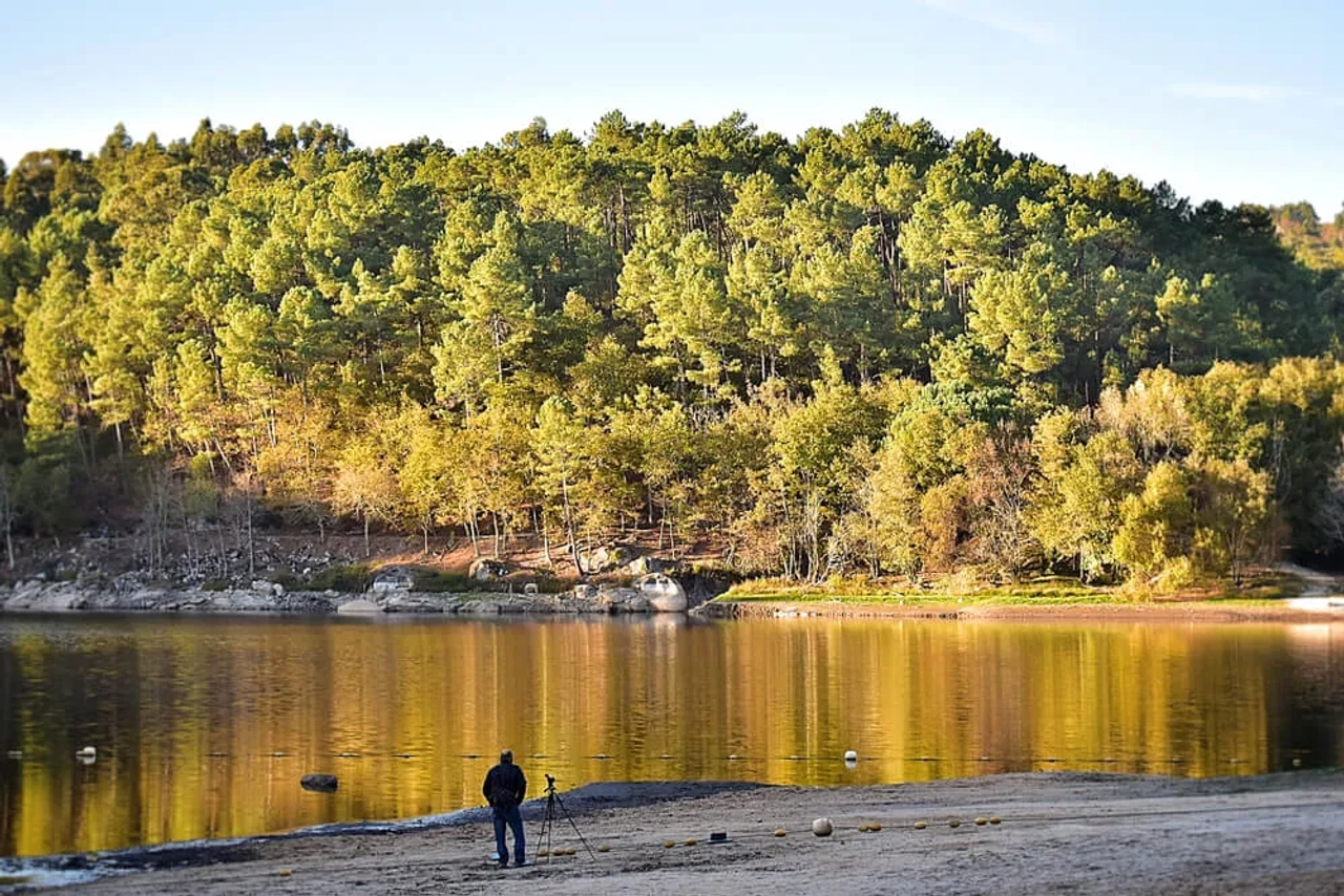 barragem da queimadela e floresta circundante durante o outono