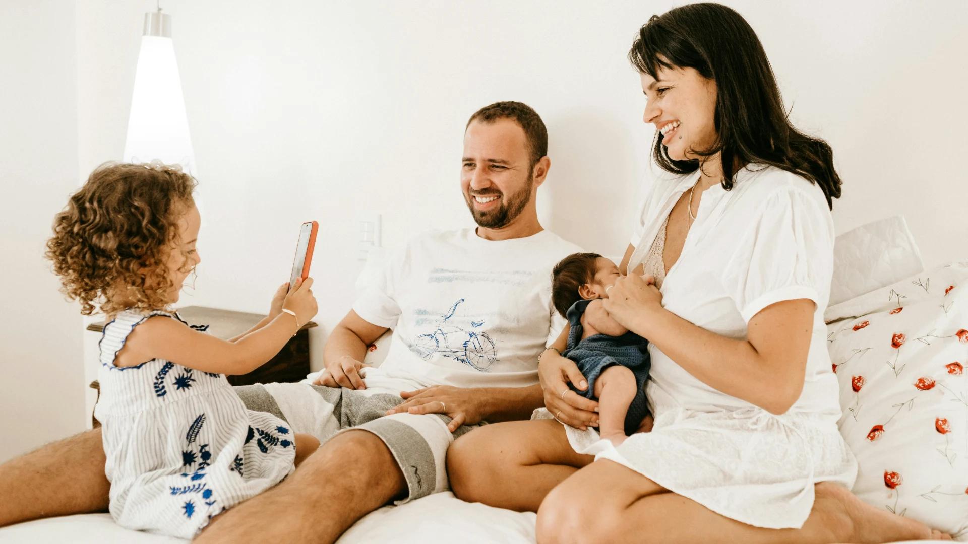 Familia feliz en casa con sus hijos, un ejemplo de por qué conviene un seguro de vida aunque no sea obligatorio en la hipoteca