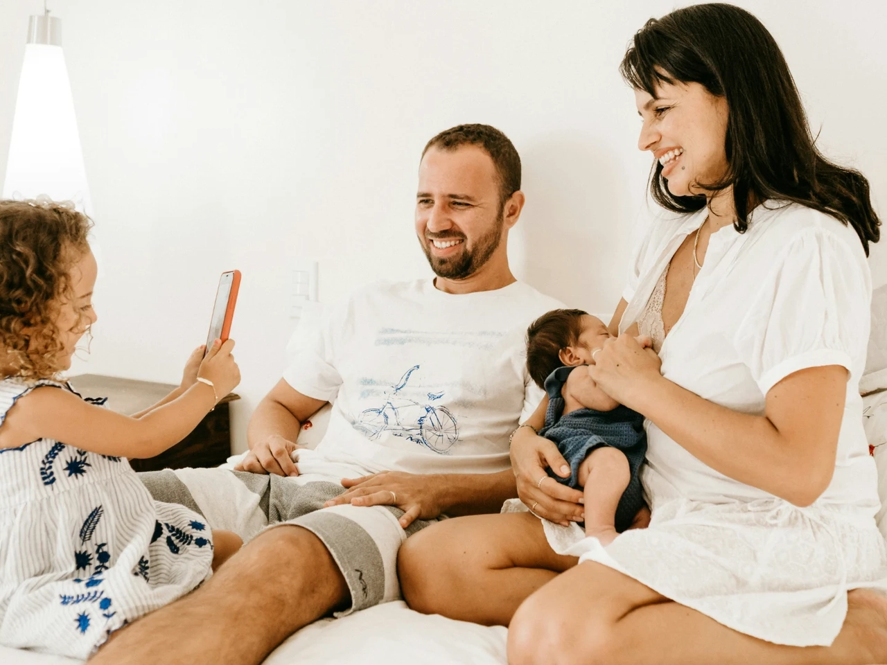 Familia feliz en casa con sus hijos, un ejemplo de por qué conviene un seguro de vida aunque no sea obligatorio en la hipoteca