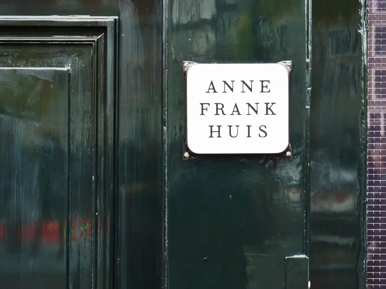 placa simples na entrada do museu de anne frank