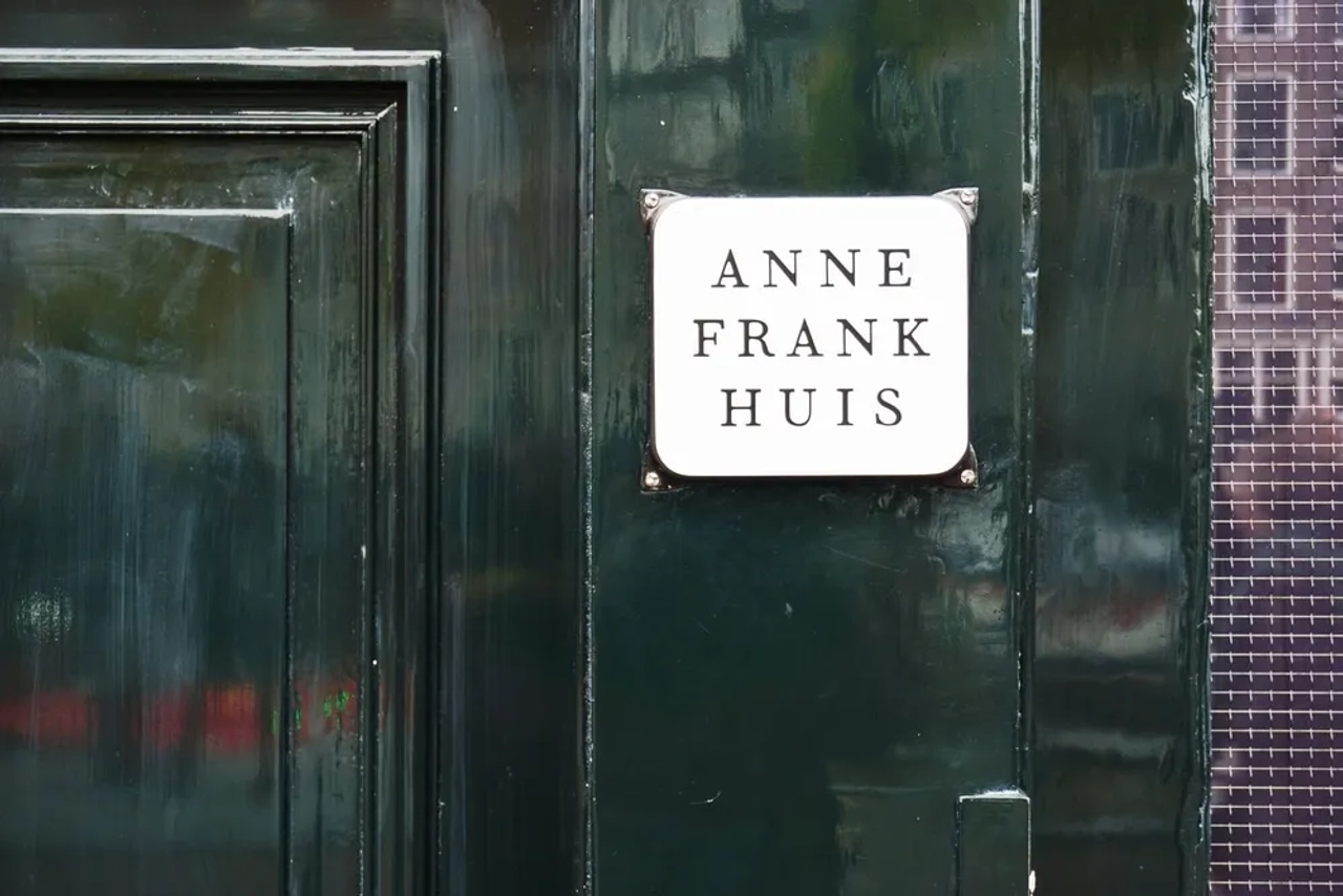 placa simples na entrada do museu de anne frank