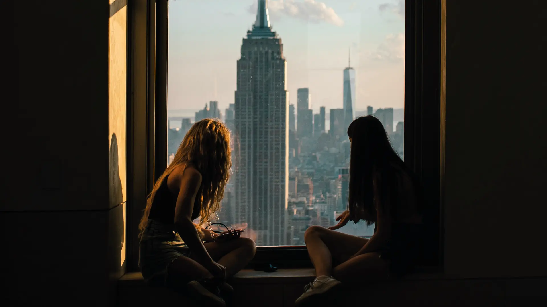 Chicas mirando el Empire State de Nueva York