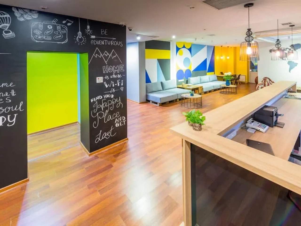 recepçao de um hostel com paredes coloridas