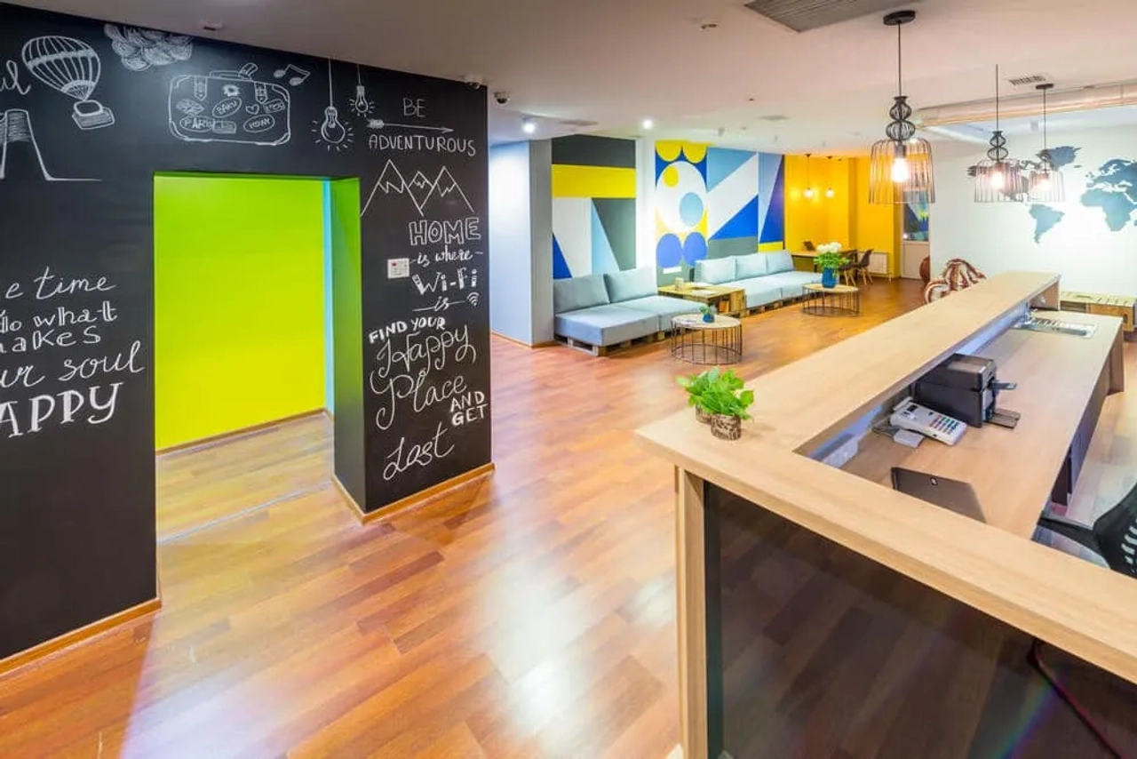recepçao de um hostel com paredes coloridas