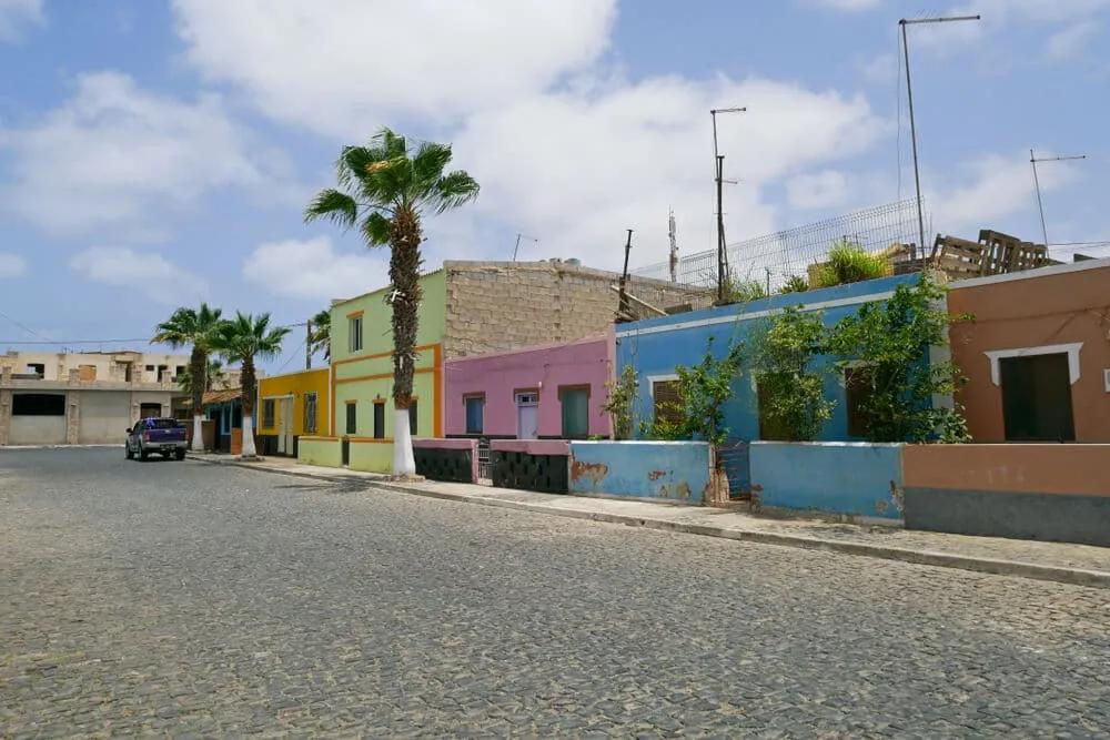 casas coloridas na vila de palmeira na ilha do sal em cabo verde
