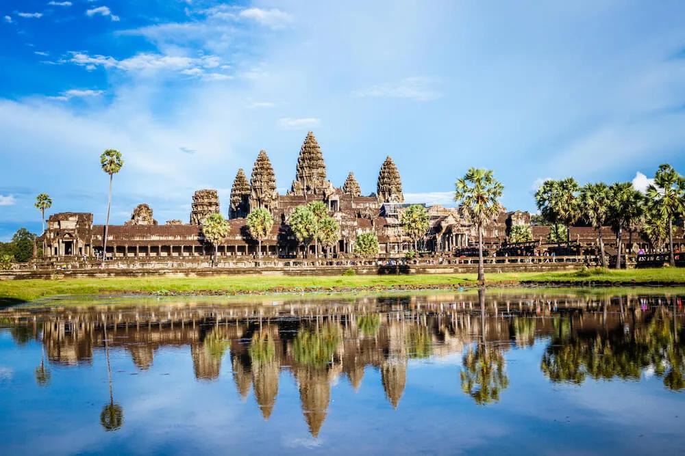 templos de angkor wat e reflexo no lago