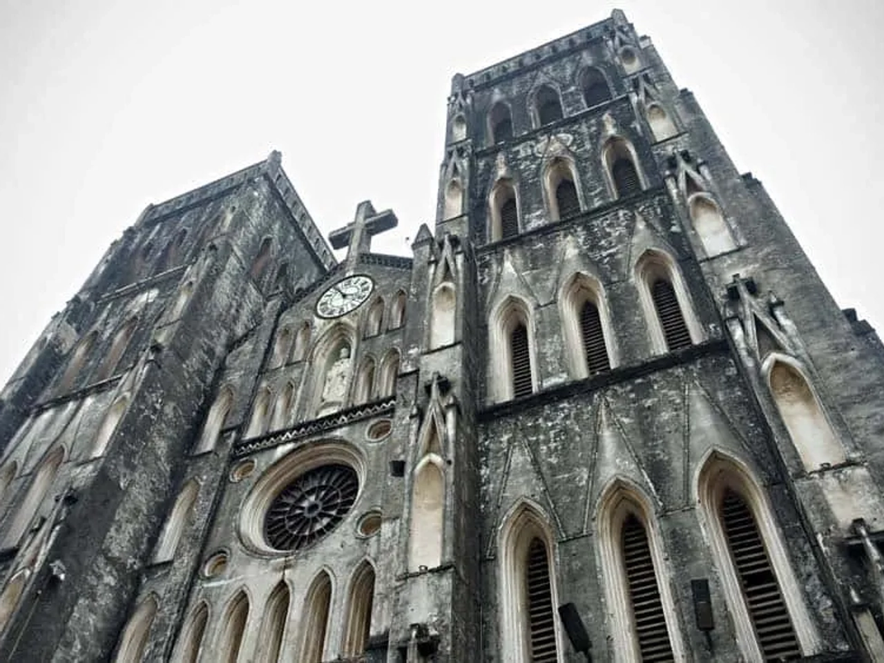 Visitar la catedral de San José, en Hanói