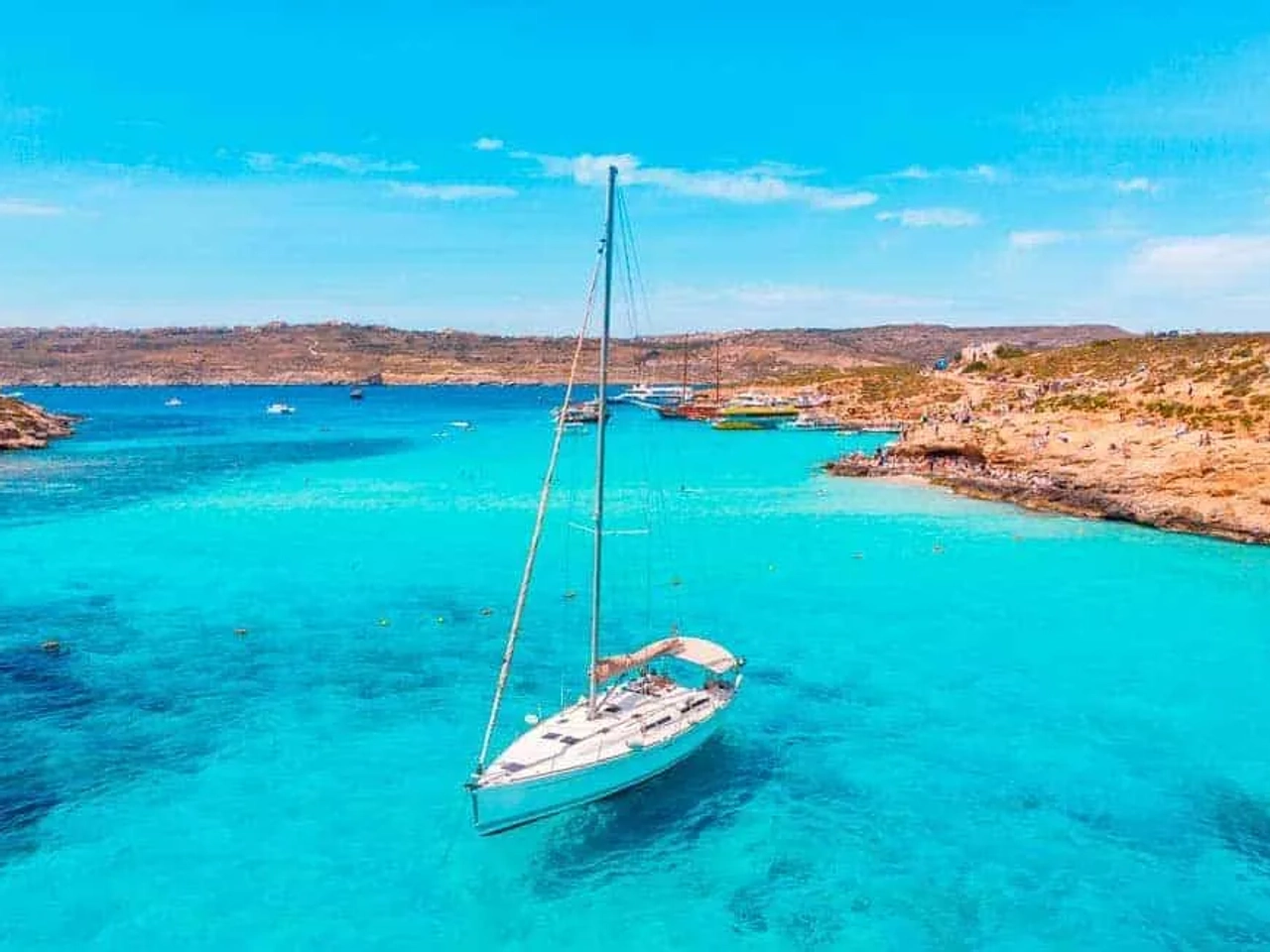 mar com barco em malta