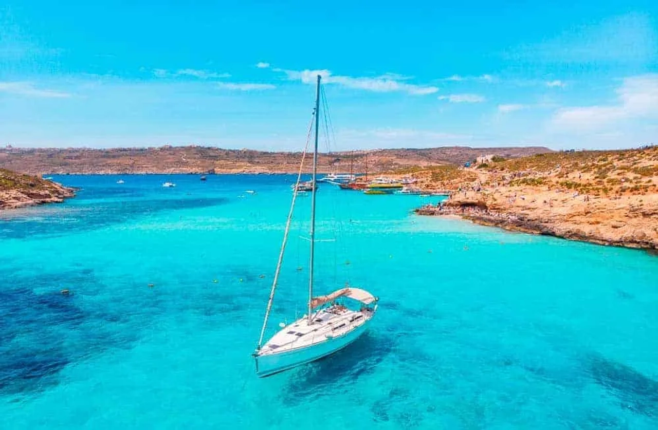mar com barco em malta
