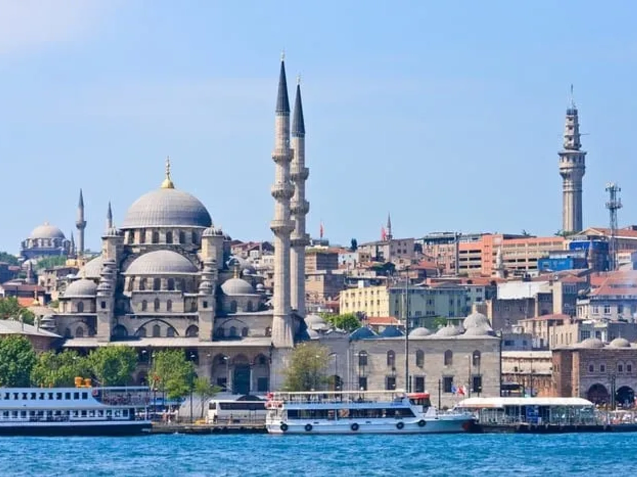 Vista da cidade de Istambul com mesquitas e barcos no rio.