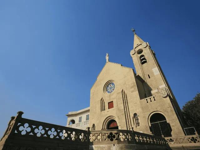 vista de um edificio de pedra com fundo o ceu azul chamado colina da penha em macau na china