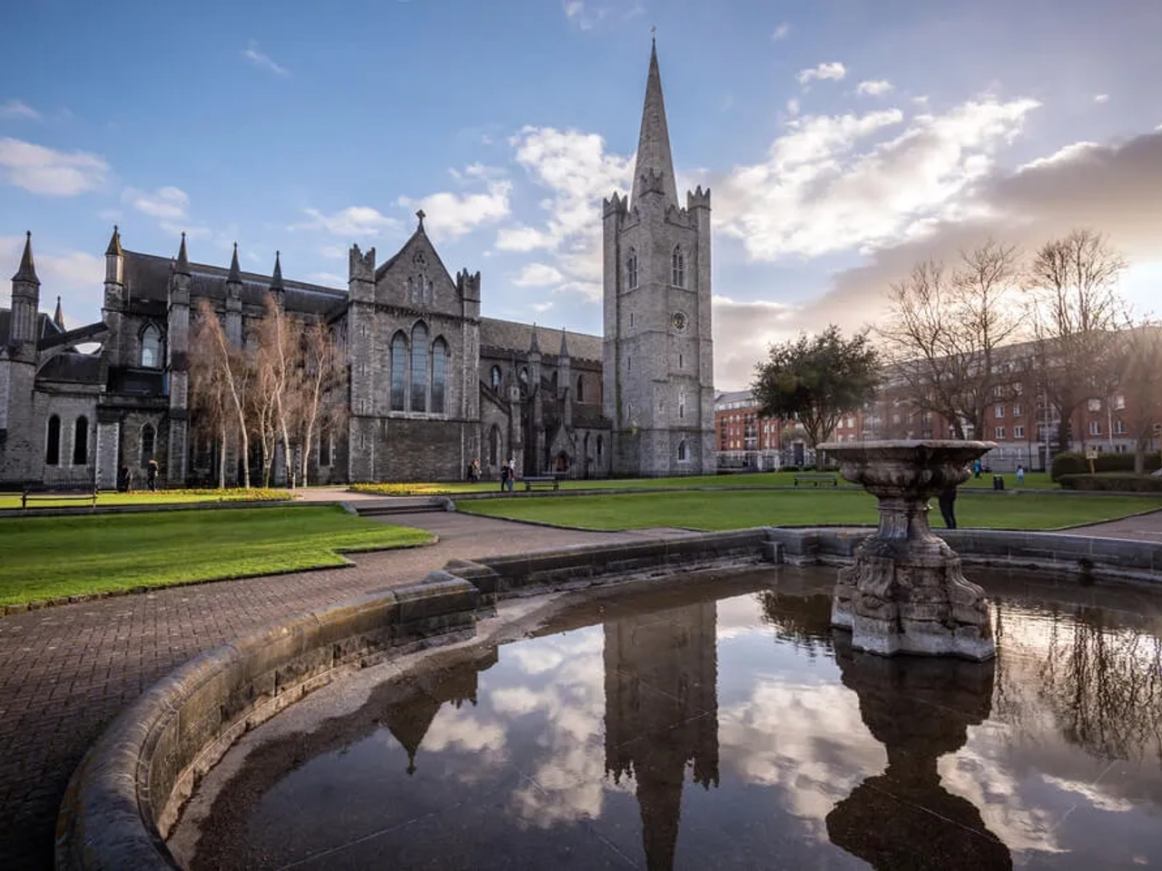 vista da catedral e dos seus jardins