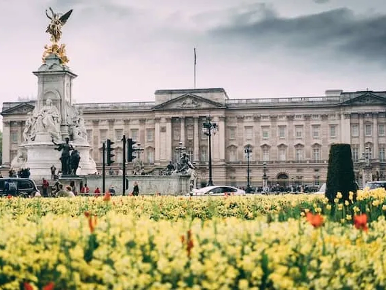 flores em frente ao Buckingham Palace em Londres
