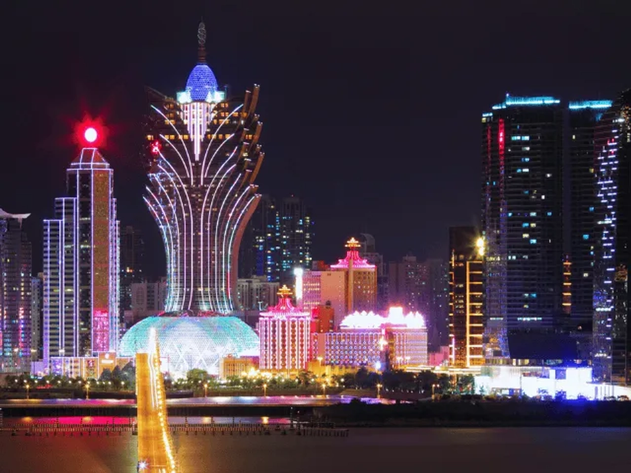 edificios com luzes junto ao rio em macau