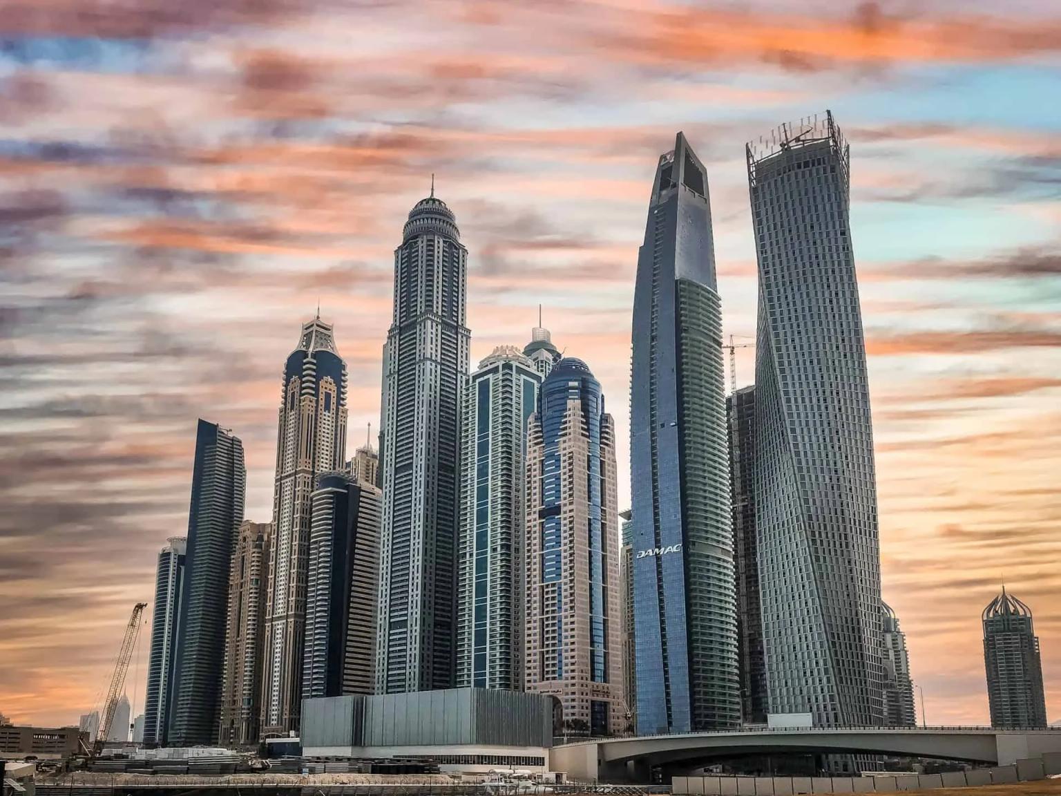 prédios altos com ceu cinzento no dubai