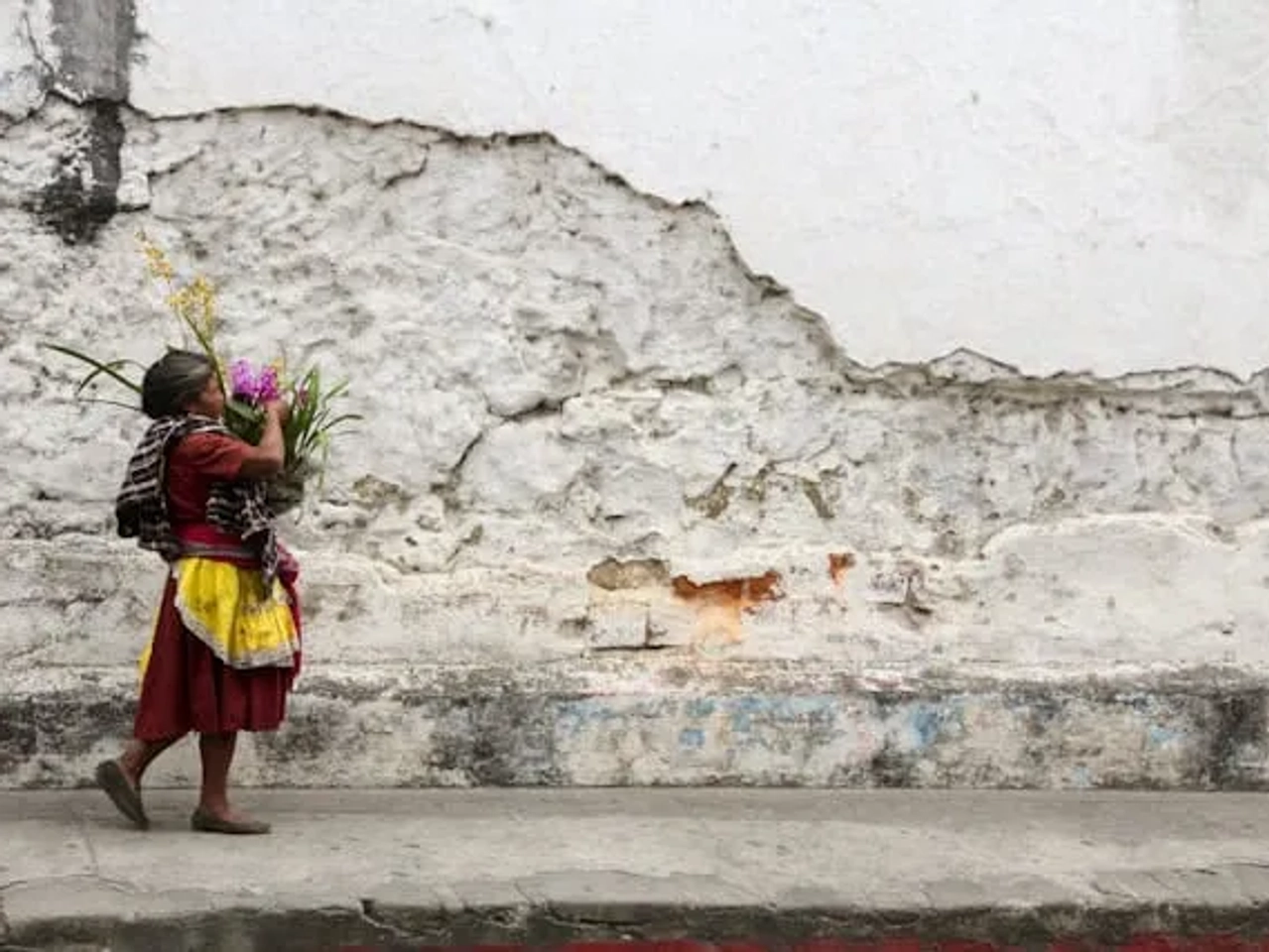 senhora a carregar um cesto colorido em guatemala