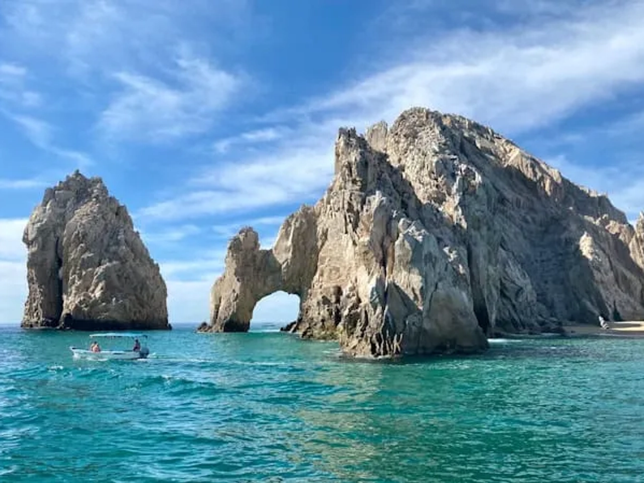 barcos na agua azul turquesa no cabo de sao lucas no mexico
