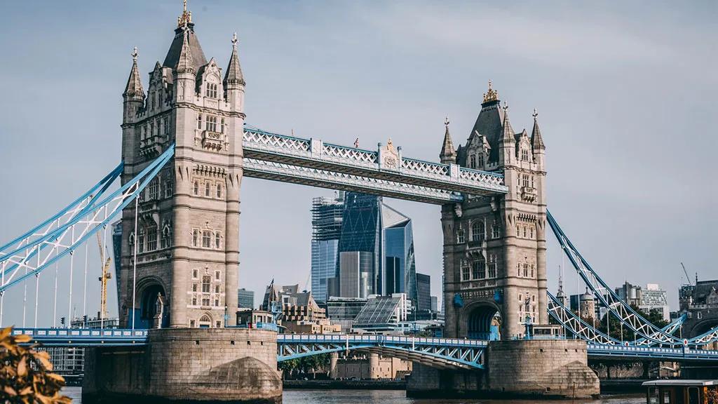 Ponte Tower Bridge em Londres, com edifícios modernos ao fundo.