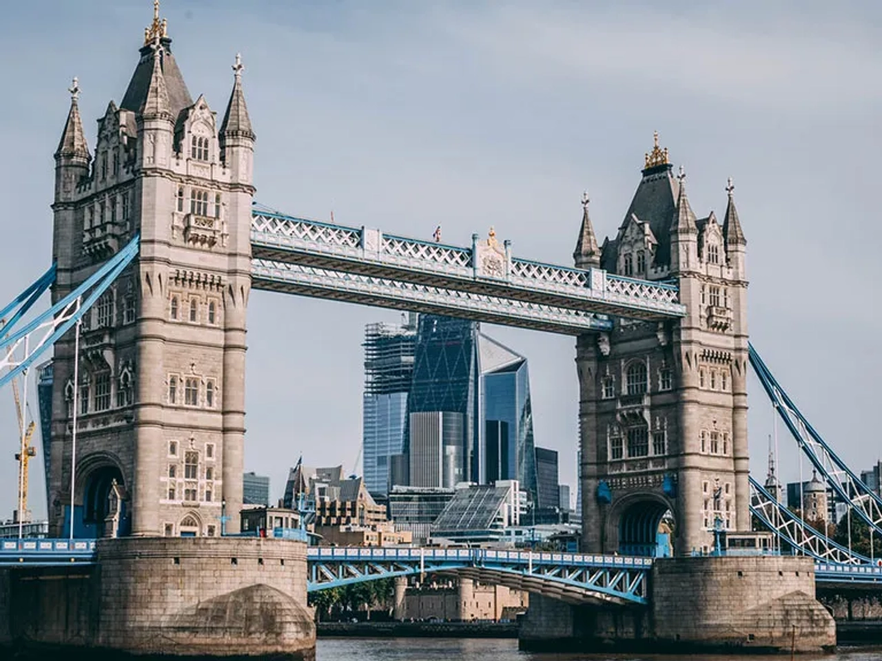 Ponte Tower Bridge em Londres, com edifícios modernos ao fundo.