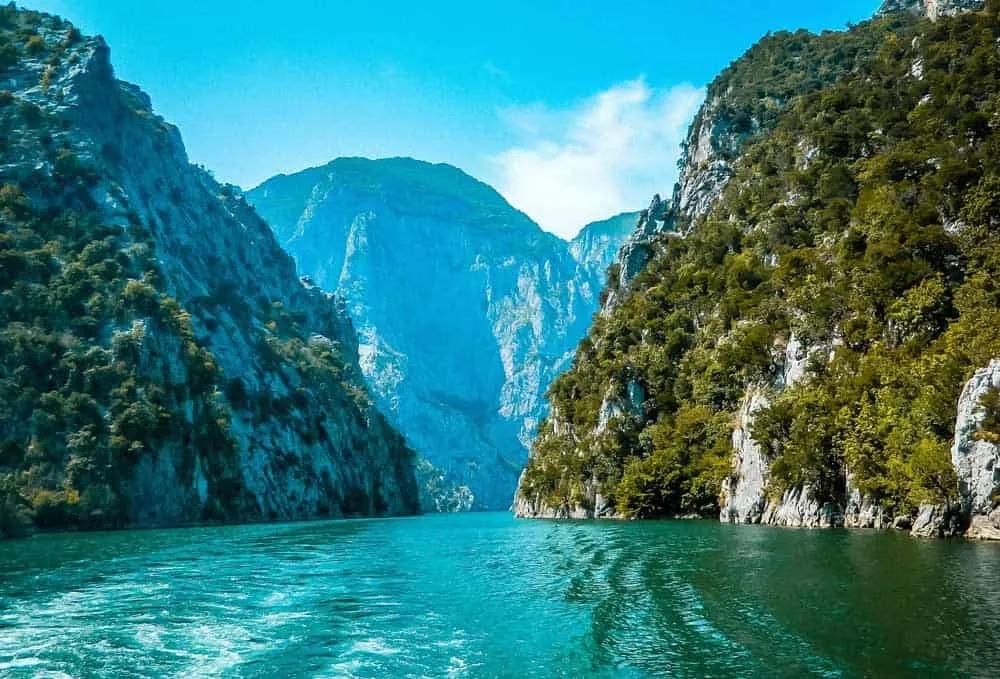 los espectaculares fiordos del Lago Koman