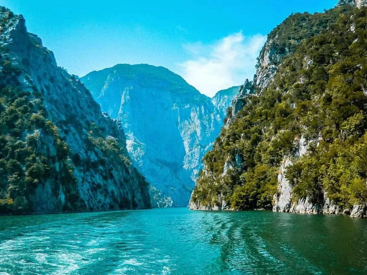 los espectaculares fiordos del Lago Koman