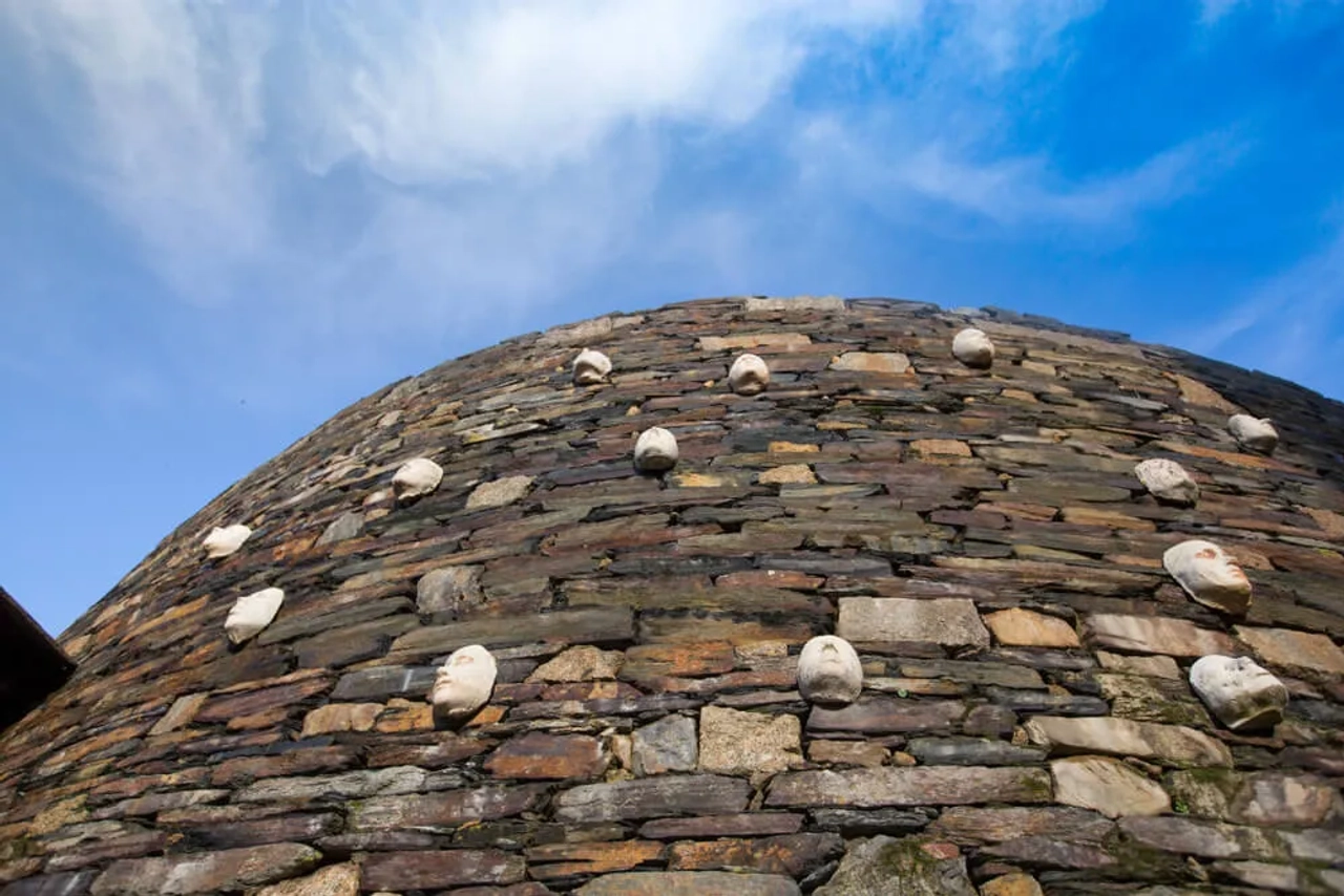 parede da quintadona com mascaras e ceu azul