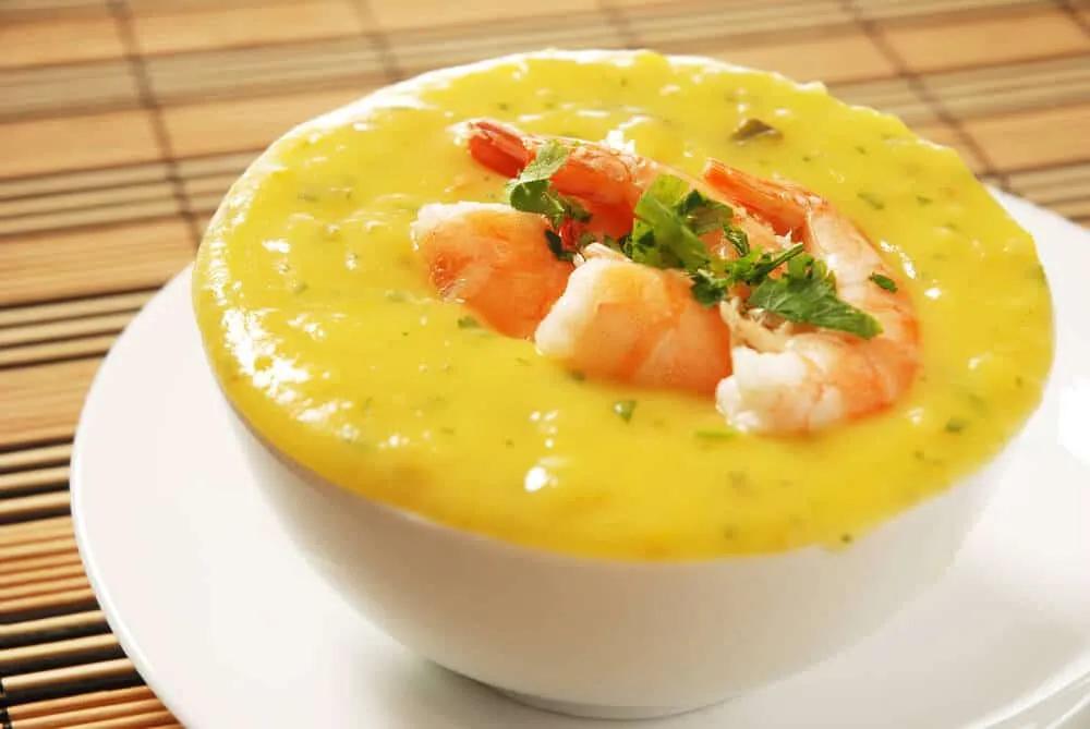 prato de moqueca de camarao