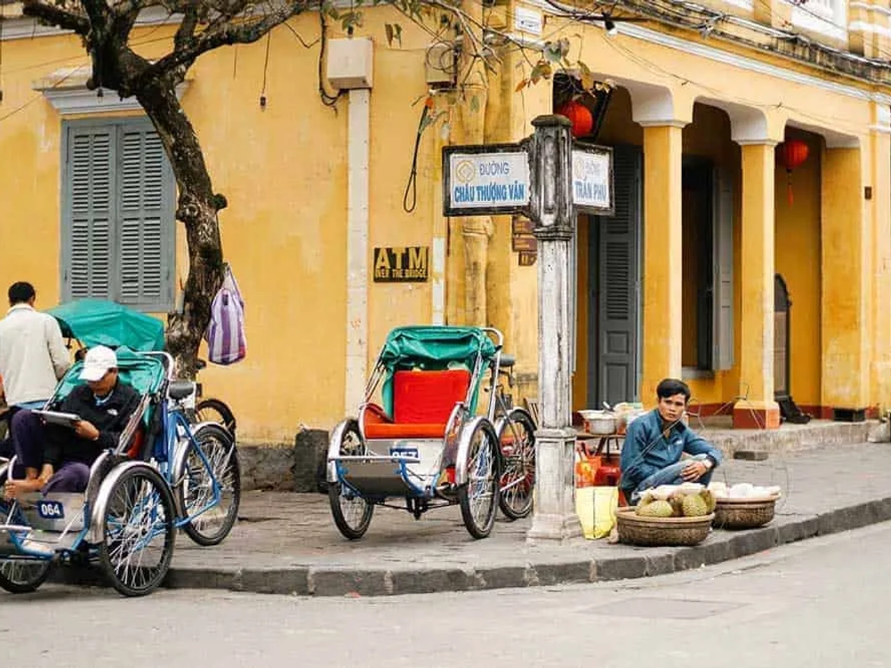 rua com carrinhos e pessoas no vietname