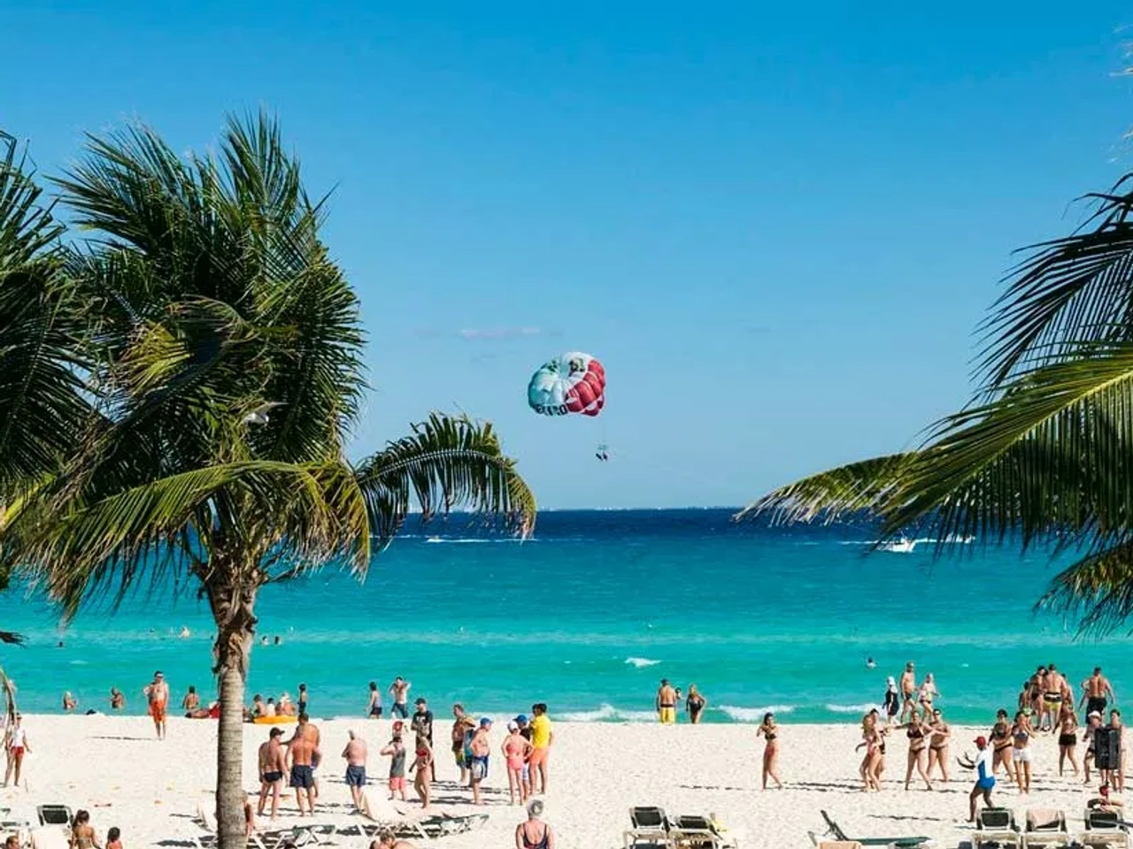 pessoas em praia no méxico