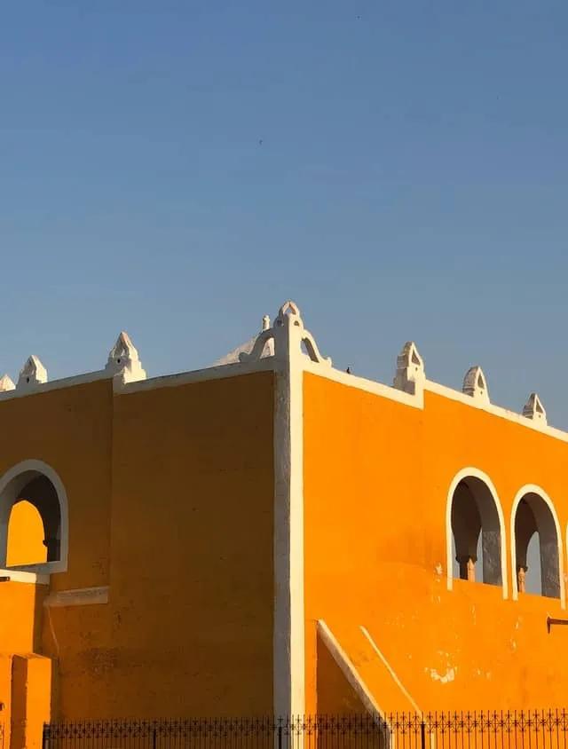 edificio laranja e branco no méxico