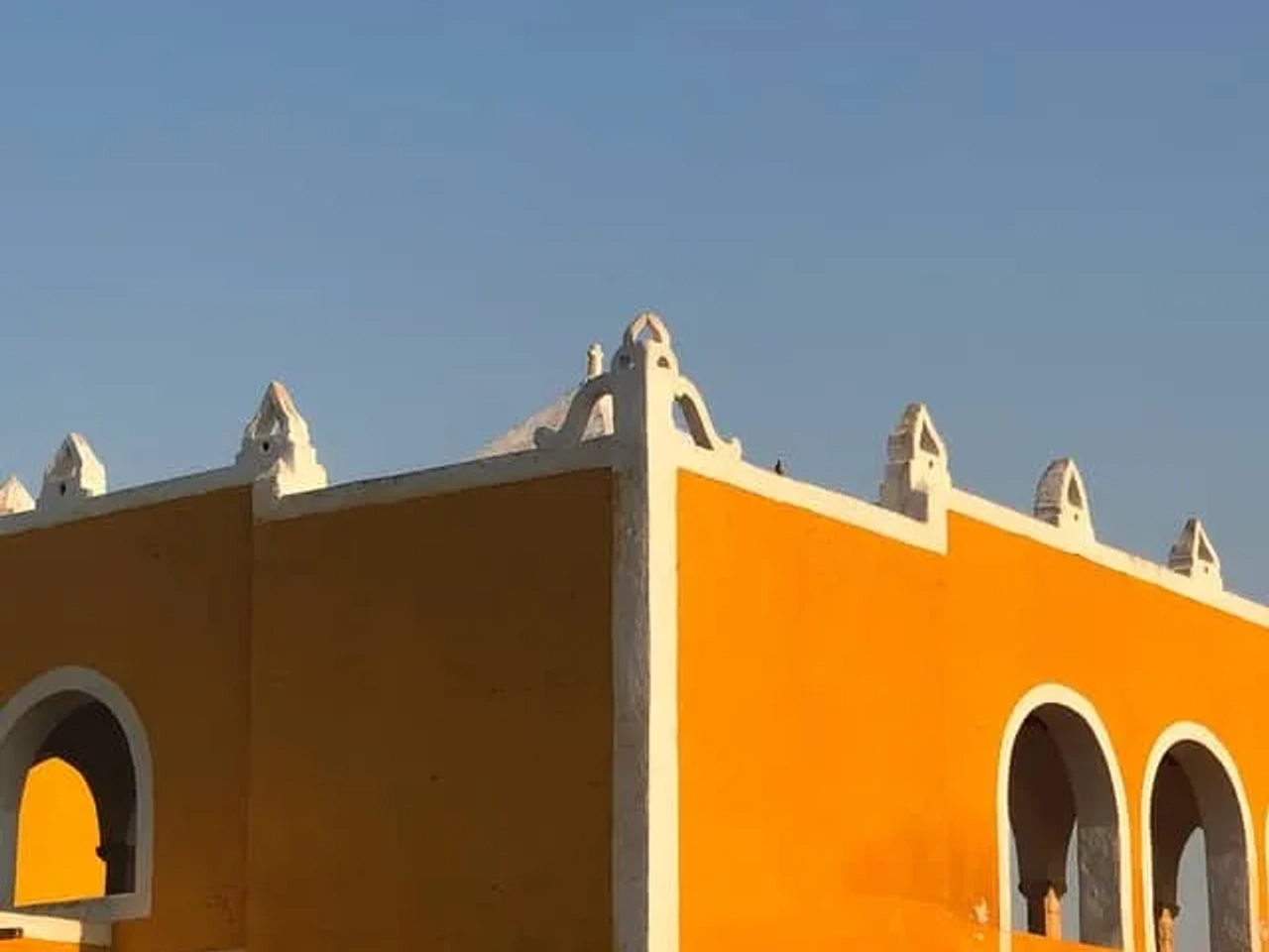 edificio laranja e branco no méxico