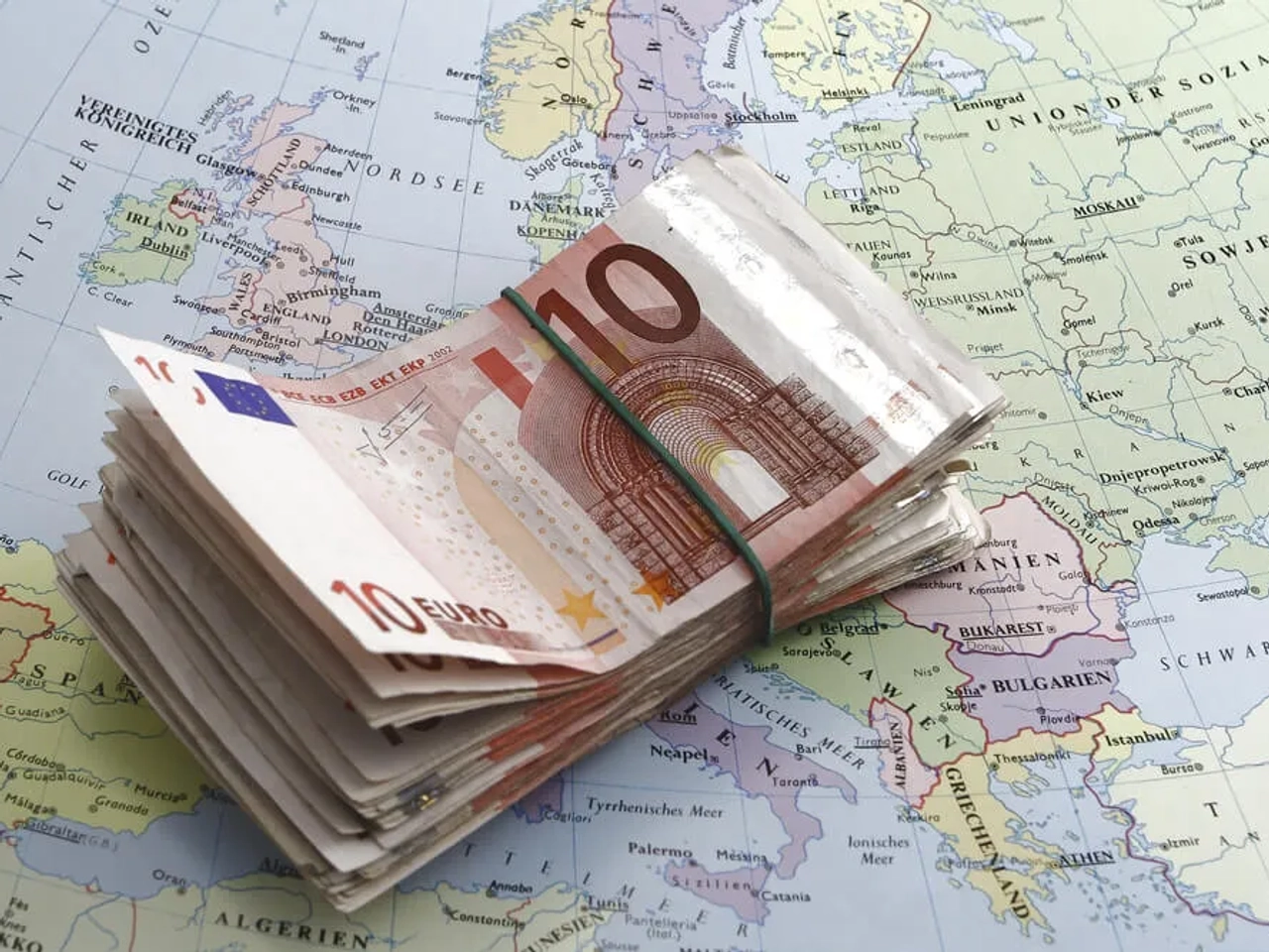 maço de notas de 10 euros sobre mapa