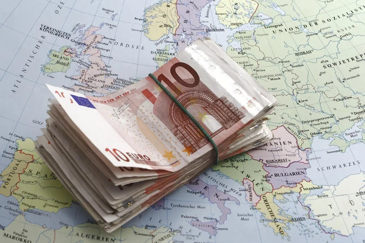maço de notas de 10 euros sobre mapa