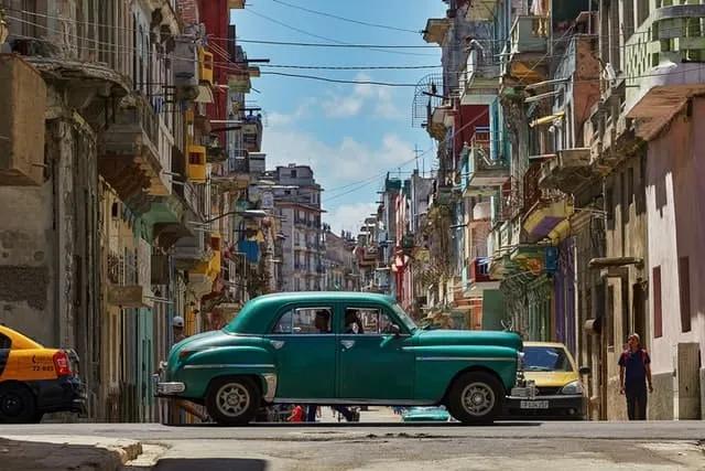 carro numa avenida principal em Havana, Cuba